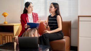 Além da influência do ambiente, a terapia analítico-comportamental busca compreender como a história de vida, os diálogos e as interações impactam o comportamento dos indivíduos (Imagem: Wasana Kunpol | Shutterstock)