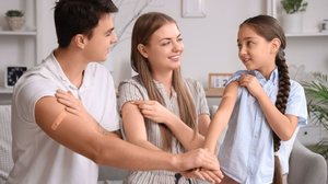 As vacinas oferecem proteção contra doenças em diferentes fases da vida (Imagem: Pixel-Shot | Shutterstock)