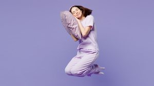 Estratégias para dormir melhor são compartilhadas nas redes sociais (Imagem: ViDI Studio | Shutterstock)