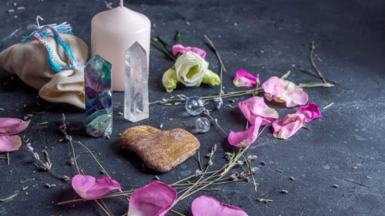 Os rituais de proteção ajudam a potencializar as energias de cada signo (Imagem: FamStudio | Shutterstock)