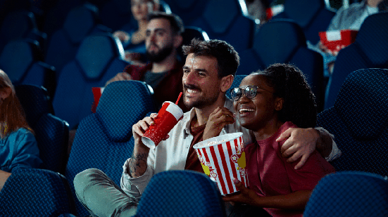 A programação do mês reúne estreias de diferentes gêneros, com propostas que vão do entretenimento leve às narrativas mais intensas (Imagem: Drazen Zigic | Shutterstock)