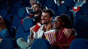 A programação do mês reúne estreias de diferentes gêneros, com propostas que vão do entretenimento leve às narrativas mais intensas (Imagem: Drazen Zigic | Shutterstock)