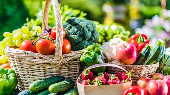 A alimentação pode ser uma grande aliada para manter o corpo hidratado (Imagem: monticello | Shutterstock)