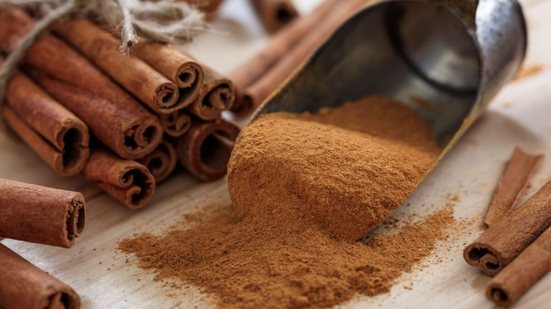 Conhecida por sua energia quente, ativa e expansiva, a canela é usada há séculos em rituais (Imagem: rawf8 | Shutterstock)