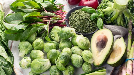 Alimentos ricos em vitamina K ajudam a proteger o fígado (Imagem: Tatjana Baibakova | Shutterstock)