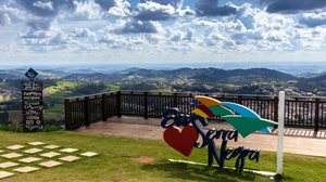 Serra Negra é cercada por belezas naturais e tem programações para todos os tipos de turistas (Imagem: Andrea Cirillo Lopes | Shutterstock)