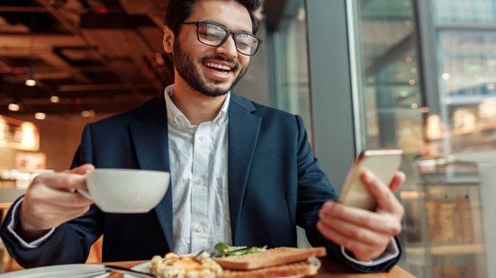 Uma dieta adequada pode aumentar os níveis de satisfação profissional e rendimento (Imagem: Kostiantyn Voitenko | Shutterstock)