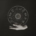 O lado sombrio na astrologia pode ser usado como um caminho de crescimento (Imagem: Rawpixel.com | Shutterstock)