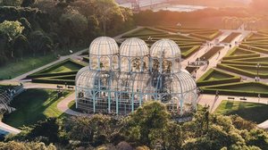 Curitiba é considerada uma das cidades mais bonitas e acolhedoras do Brasil (Imagem: ByDroneVideos | Shutterstock)