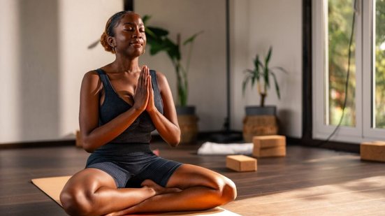 O yoga às cegas é uma experiência sensorial única (Imagem: f.t.Photographer | Shutterstock)