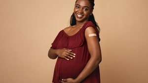 A vacinação protege a mãe e o bebê (Imagem: Prostock-studio | Shutterstock)