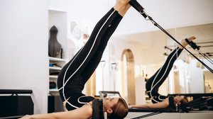 Movimentos simples e de baixo impacto do pilates podem melhorar dores no joelho (Imagem: PH888 | Shutterstock)