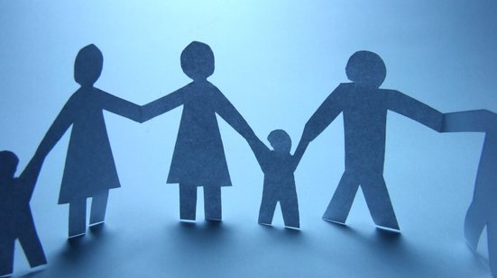 Multiparentalidade reconhece dois ou mais pais e mães na certidão de nascimento (Imagem: Bogdan Wankowicz | Shutterstock)