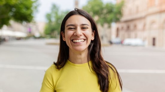 O riso contribui para o equilíbrio emocional e torna o dia a dia mais leve (Imagem: Xavier Lorenzo | Shutterstock)