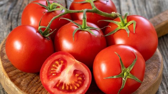 Além de ser um ingrediente clássico na culinária, o tomate pode trazer benefícios surpreendentes para o organismo (Imagem: Enez Selvi | Shutterstock)