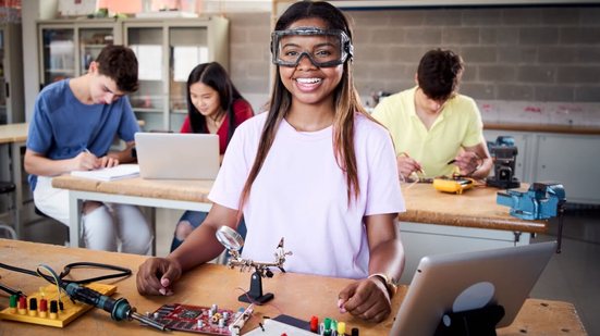 Mitos sobre cursos profissionalizantes afastam potenciais alunos (Imagem: CarlosBarquero | Shutterstock)