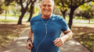 Manter uma rotina saudável é essencial para lidar bem com as mudanças hormonais (Imagem: Jacob Lund | Shutterstock)