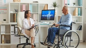 Quanto antes for detectada a ELA, melhor o resultado das terapias e tratamentos que ajudam a conter seu avanço (Imagem: SeventyFour | Shutterstock)