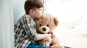 A depressão infantil pode interferir nos estudos e nos relacionamentos das crianças (Imagem: Iren_Geo | Shutterstock)
