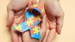 As causas do Transtorno do Espectro Autista podem ser genéticas, ambientais e/ou fisiológicas (Imagem: AtlasStudio | Shutterstock)