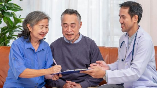 O consentimento informado garante que o paciente entenda riscos, benefícios e alternativas antes de exames, tratamentos ou cirurgia (Imagem: Verin | Shutterstock)