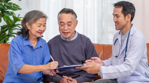 O consentimento informado garante que o paciente entenda riscos, benefícios e alternativas antes de exames, tratamentos ou cirurgia (Imagem: Verin | Shutterstock)