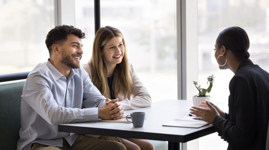 Planejamento financeiro é essencial antes de assumir um consórcio (Imagem: fizkes | Shutterstock)