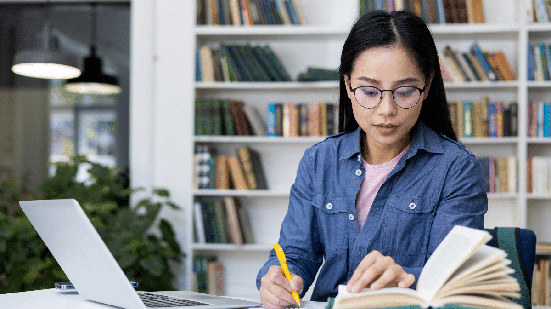 A proximidade da prova pede uma rotina organizada, com foco nas prioridades e espaço para o descanso (Imagem: voronaman | Shutterstock)