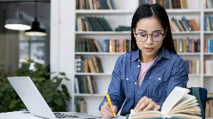 A proximidade da prova pede uma rotina organizada, com foco nas prioridades e espaço para o descanso (Imagem: voronaman | Shutterstock)