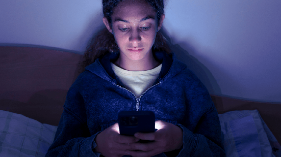 O consumo em excesso de conteúdos virais pode impactar comportamento e aprendizado (Imagem: Javier Bermudez Zayas | Shutterstock)