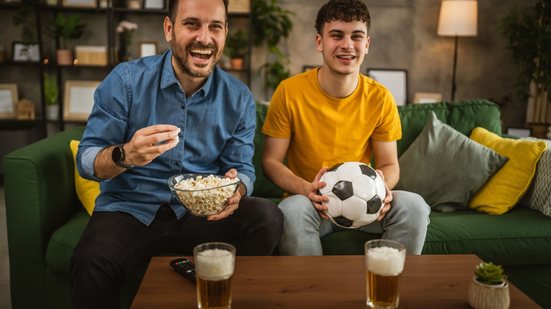 Não é preciso abrir mão dos alimentos que fazem parte da festa para manter uma alimentação equilibrada durante os jogos (Imagem: Miljan Zivkovic | Shutterstock)