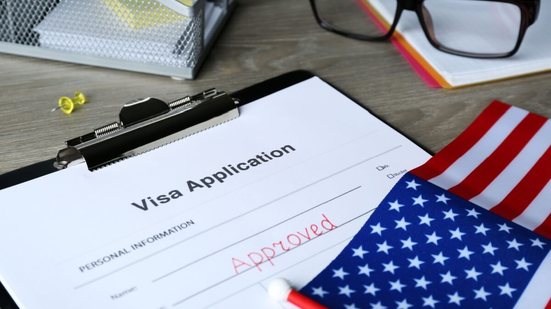 O processo de aprovação de vistos para os Estados Unidos ainda é cercado por mitos e verdades que, muitas vezes, comprometem as chances do solicitante (Imagem: New Africa | Shutterstock)