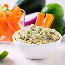 Guacamole com palitos de legumes (Imagem: istetiana | Shutterstock)