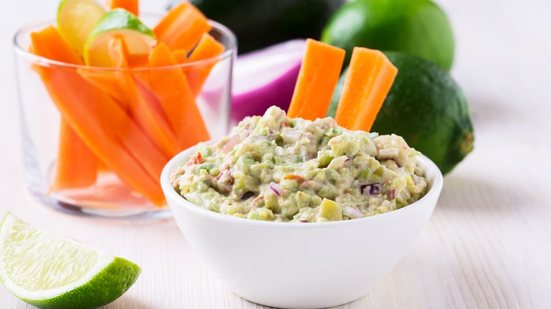Guacamole com palitos de legumes (Imagem: istetiana | Shutterstock)
