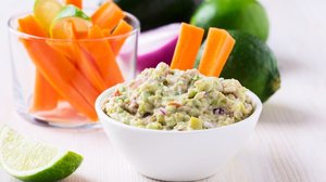 Guacamole com palitos de legumes (Imagem: istetiana | Shutterstock)