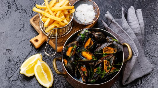 Mexilhões com batata frita (Imagem: Natalia Lisovskaya | Shutterstock)