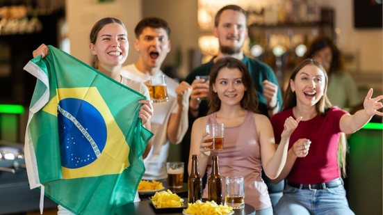 Pequenos hábitos durante celebrações podem fazer diferença no bem-estar sem comprometer a experiência e o prazer do encontro (Imagem: BearFotos | Shutterstock)