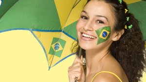Hábitos simples ajudam a prevenir irritações e garantem mais segurança no uso da maquiagem  nos dias de jogos (Imagem: Altrendo Images | Shutterstock)