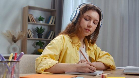 Disciplina, leitura de jogo, repertório e treino constante estão entre os pontos que aproximam o universo esportivo da preparação para o Enem e vestibulares
 (Imagem: KinoMasterskaya | Shutterstock)