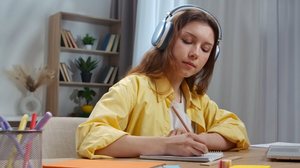 Disciplina, leitura de jogo, repertório e treino constante estão entre os pontos que aproximam o universo esportivo da preparação para o Enem e vestibulares
 (Imagem: KinoMasterskaya | Shutterstock)