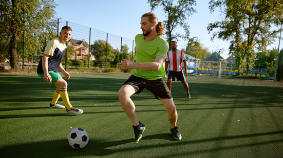 Ver os craques em ação inspira muita gente a voltar ao futebol, mas a prática exige preparação para reduzir riscos à saúde (Imagem: Nomad_Soul | Shutterstock)