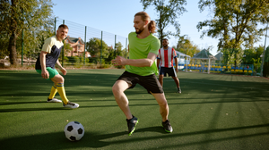 Ver os craques em ação inspira muita gente a voltar ao futebol, mas a prática exige preparação para reduzir riscos à saúde (Imagem: Nomad_Soul | Shutterstock)