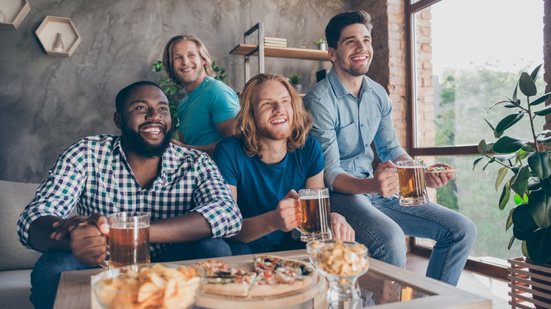Entre os brasileiros, o ambiente doméstico é a principal escolha para curtir o evento (Imagem: Roman Samborskyi | Shutterstock)
