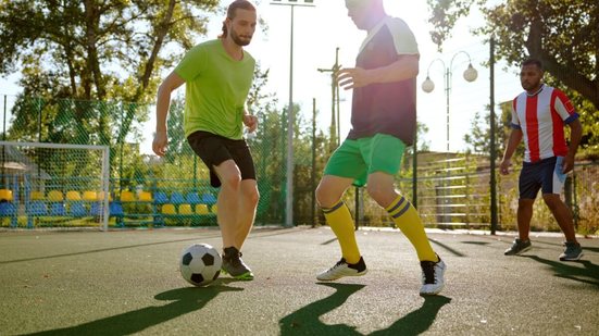 Muitos jogadores ocasionais entram em campo sem qualquer preparo físico, o que acarreta lesões (Imagem: Nomad_Soul | Shutterstock)