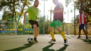 Muitos jogadores ocasionais entram em campo sem qualquer preparo físico, o que acarreta lesões (Imagem: Nomad_Soul | Shutterstock)