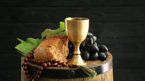 O Corpus Christi representa o reconhecimento da crença católica na transformação do pão e do vinho no corpo e sangue de Cristo (Imagem: Pixel-Shot | Shutterstock)