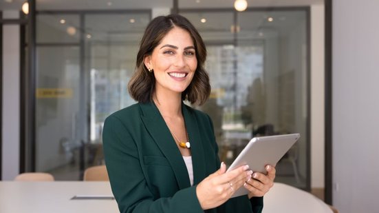 Presente em cidades grandes e pequenas, o correspondente bancário atua na intermediação entre clientes e instituições financeiras (Imagem: fizkes | Shutterstock)