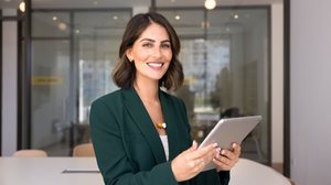 Presente em cidades grandes e pequenas, o correspondente bancário atua na intermediação entre clientes e instituições financeiras (Imagem: fizkes | Shutterstock)