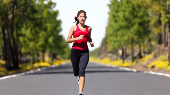 A corrida, um esporte de baixo custo, pode ser praticada em qualquer lugar e tem um impacto direto na qualidade de vida (Imagem: Maridav | Shutterstock)