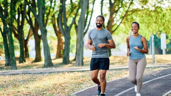 Além dos benefícios físicos, a corrida também contribui para o bem-estar mental e o fortalecimento dos vínculos sociais (Imagem: pics five | Shutterstock)
